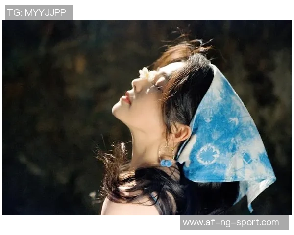 青春活力与足球梦想交织的女生写真展现魅力与自信的完美结合